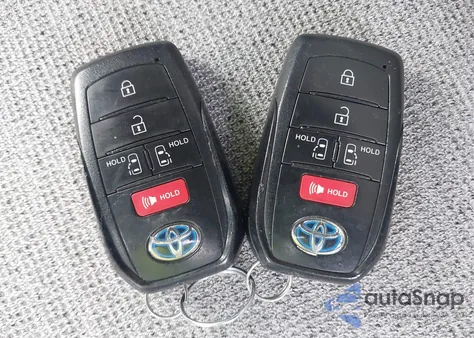 2021 Toyota Sienna Le z USA, uszkodzony, nr VIN 5TDKRKEC6MS065788